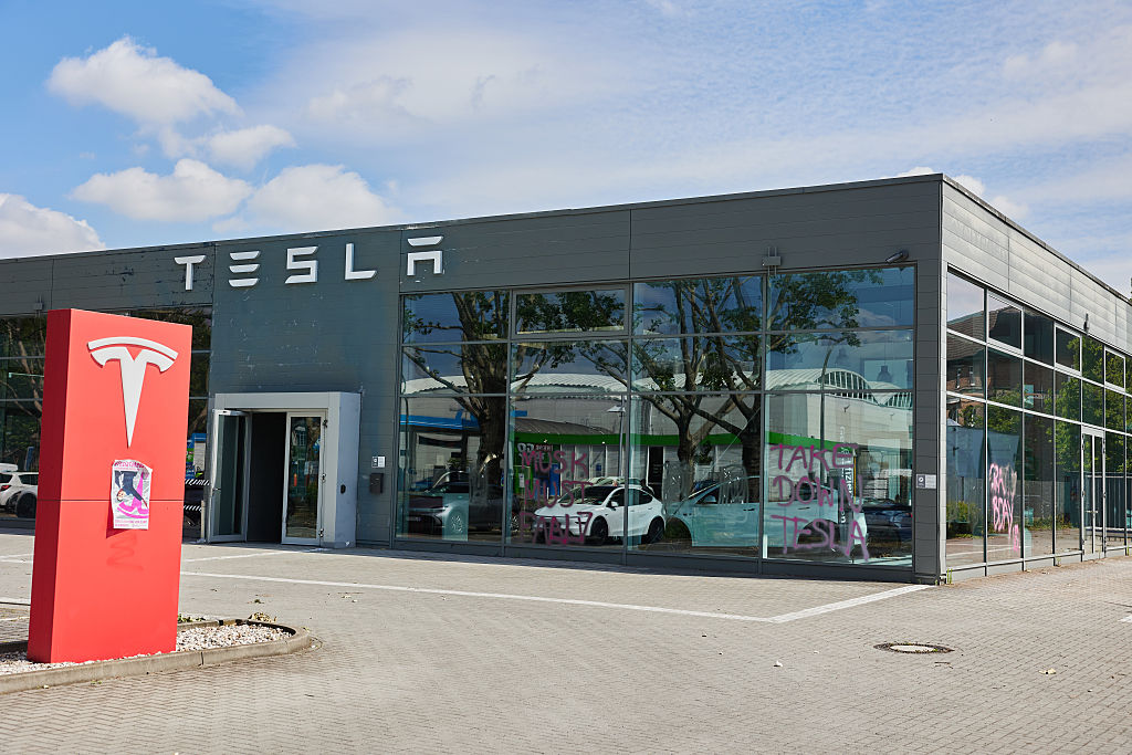 Activists smear Tesla Center in Berlin-Reinickendorf